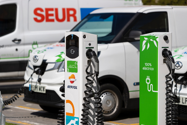 Foto Repsol y SEUR firman un acuerdo estratégico para avanzar en la movilidad eléctrica.